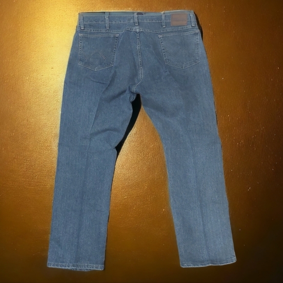 Wrangler Other - Wrangler Rugged Wear Jeans Men Size 42x32 Light Wash Blue Denim Straight Leg